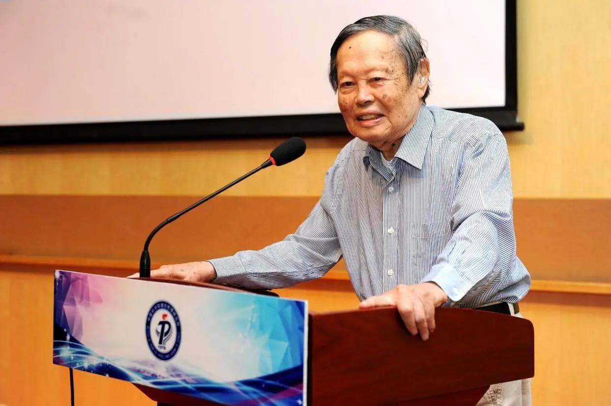 杨振宁与爱因斯坦沟通过吗,杨振宁多大和爱因斯坦交谈的
