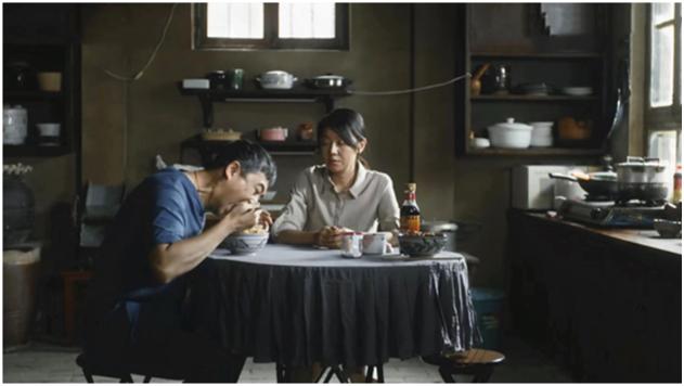 张嘉译吃面条,大口猛吸面条