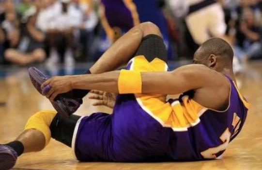 打篮球崴脚了怎么处理,打篮球崴脚脱鞋捏脚