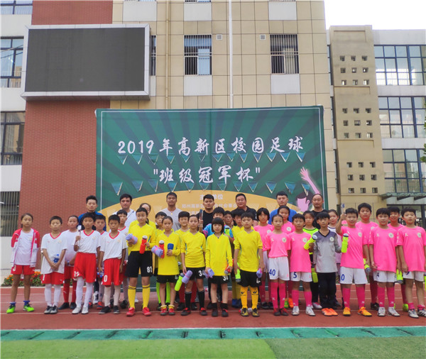 绿茵健将,“足”以撬动未来--高新实小五年级代表队参加“冠军杯”足球赛