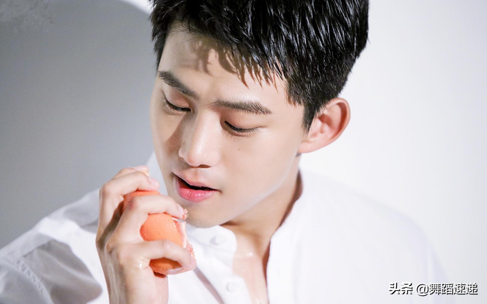 只有当你也变得好才是偶像的力量,第一步努力和偶像靠近