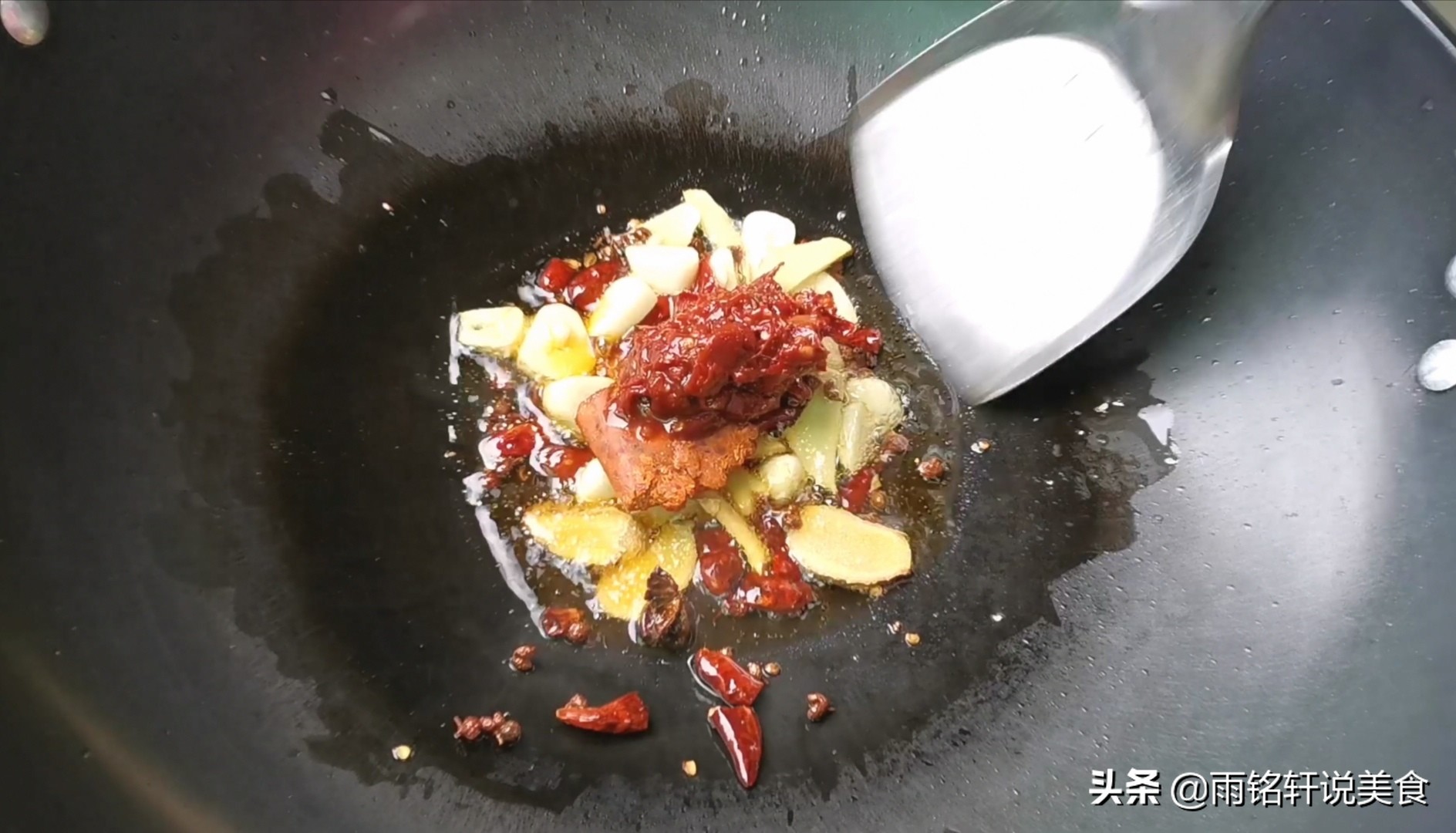 干锅虾怎么做才好吃,干锅虾怎么做的才好吃