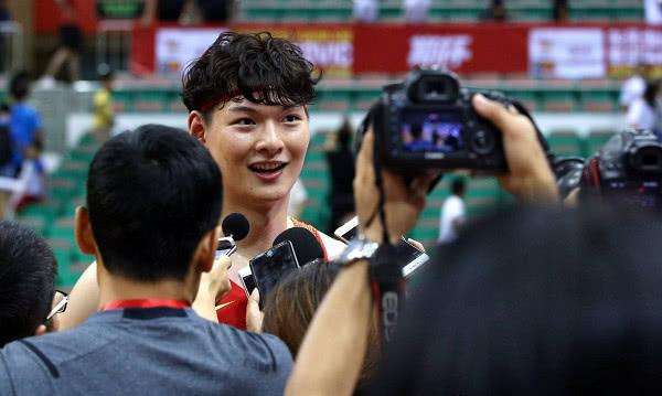 王哲林与刘玉栋谁的历史地位高,刘玉栋王哲林mvp