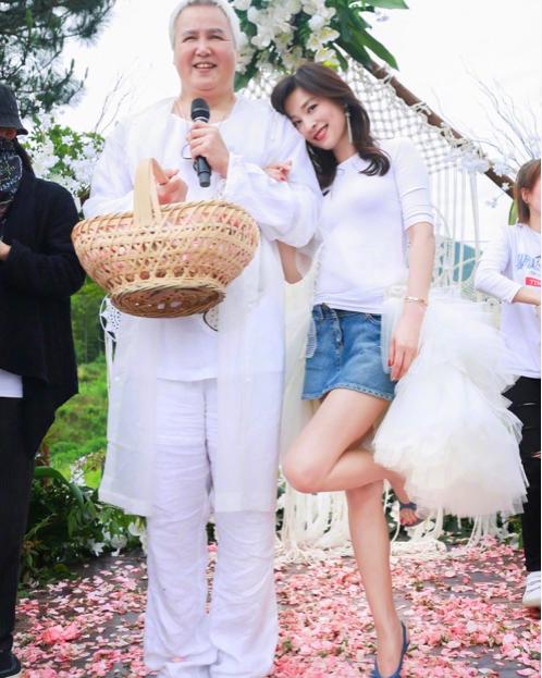 从琼瑶小生到百亿大亨，前妻自杀未遂，现妻生下2个试管婴儿