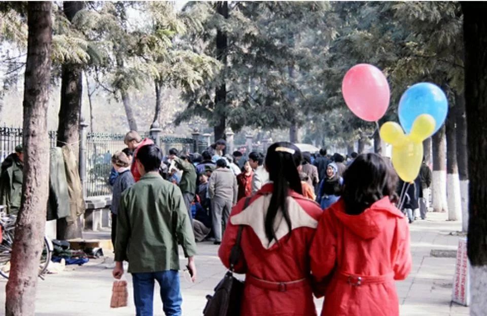 九张反映过年气氛的照片,百张罕见的过年老照片这才是年味