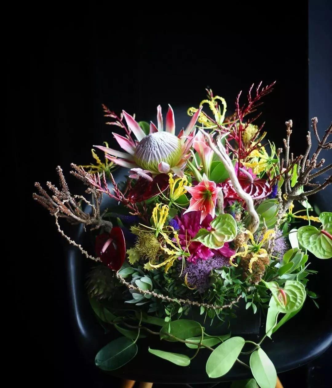 花要不要经常换水,花材正确处理方式及日常养护