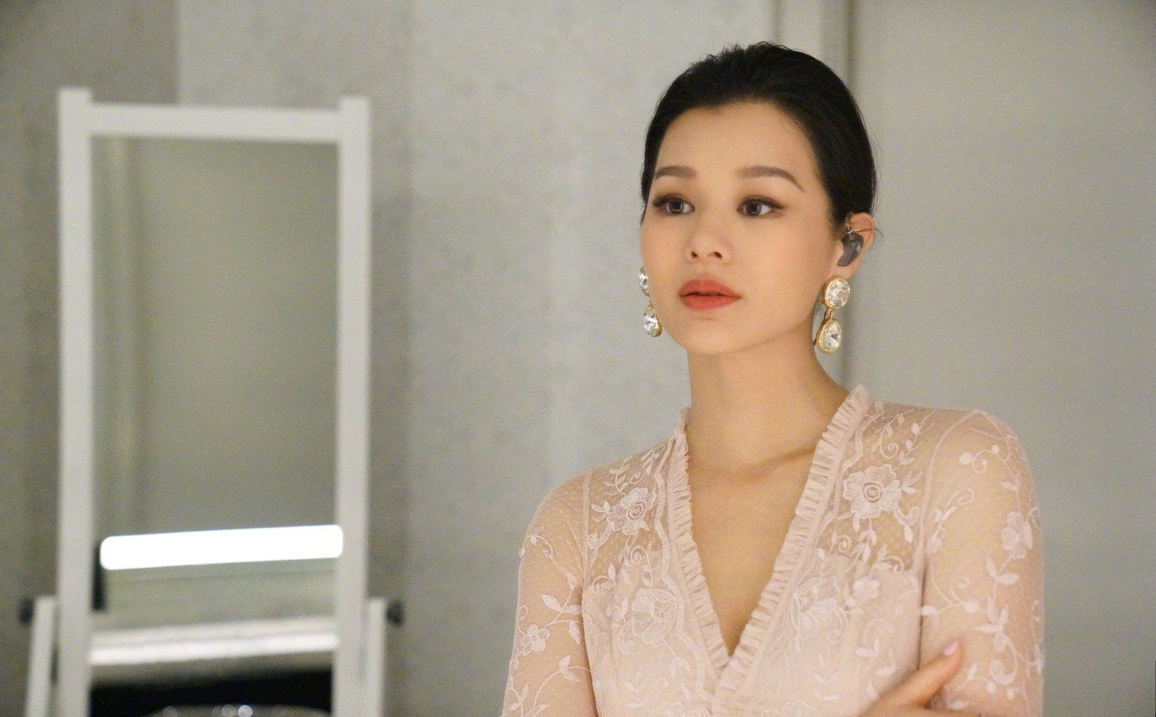 胡杏儿陪三个儿子雨中玩水,胡杏儿晒两儿子萌照