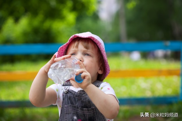杯子怎么才能让孩子爱喝水,用什么水杯才能让小孩喜欢喝水