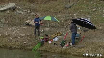两小伙去钓鱼,两小伙去钓鱼被赶走