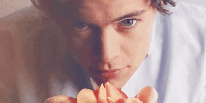 香水应该怎么喷衣服上,香水应该怎么喷