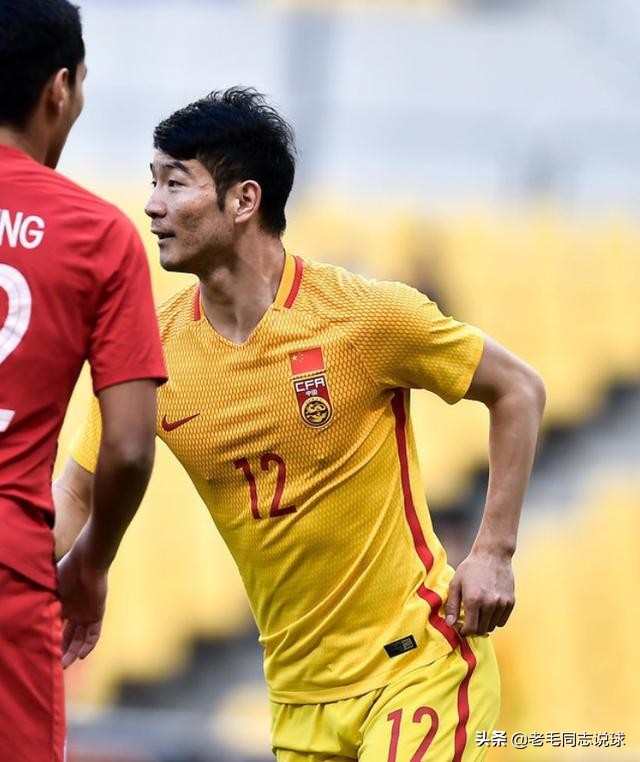 解气！中国香港球员拒唱*歌国**，国足用进球回应，李铁帅位稳了