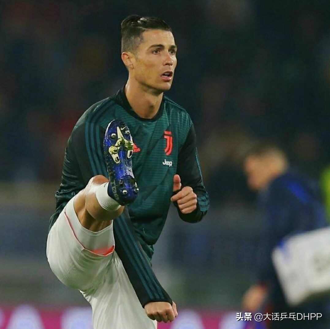 c罗又踢足球又打篮球,皇马球星c罗停球穿裆过人射门