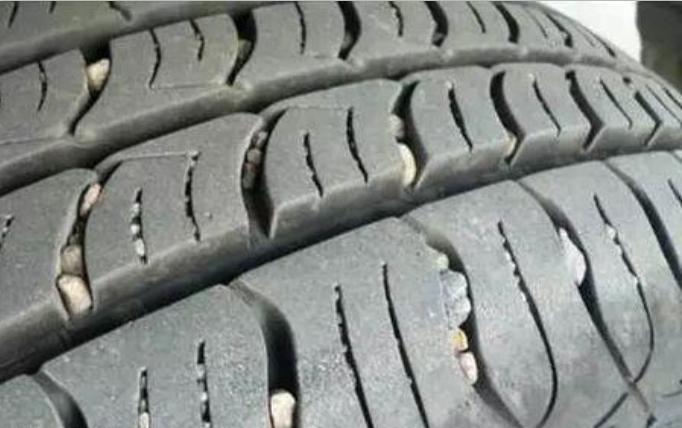 车轮胎被锁的正确处理方法,汽车轮胎上有小铁片怎么办