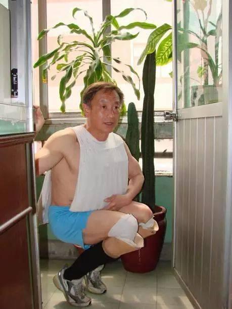 26岁登上了人生第一座雪山,他失去双腿后69岁再次登上珠峰