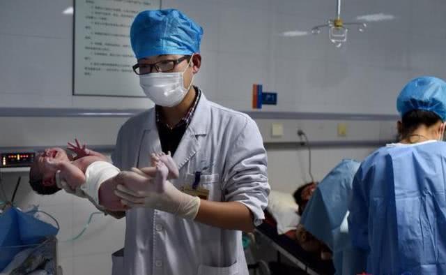 “孩子都生完了，你还掏什么”男医生将手伸进产道，老公勃然大怒