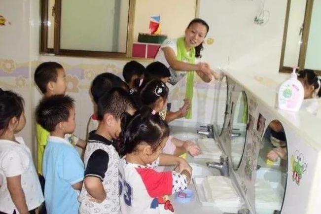 为什么小孩不在幼儿园大便,小孩子为什么不在幼儿园大便