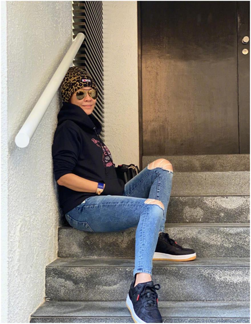 53岁刘嘉玲穿大花裙展复古情怀,刘嘉玲深v开叉裙