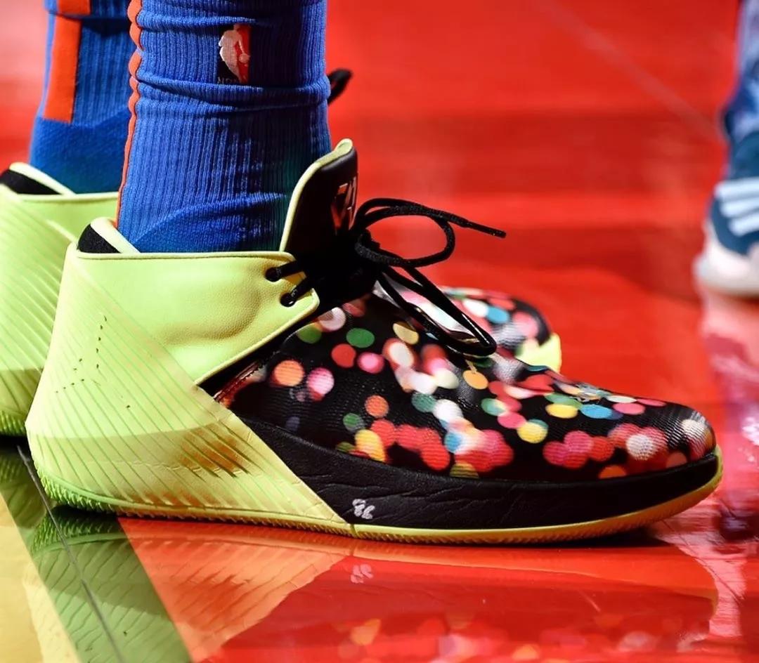 NBA球员上脚：OW联盟球鞋很帅，历年圣诞配色球鞋盘点