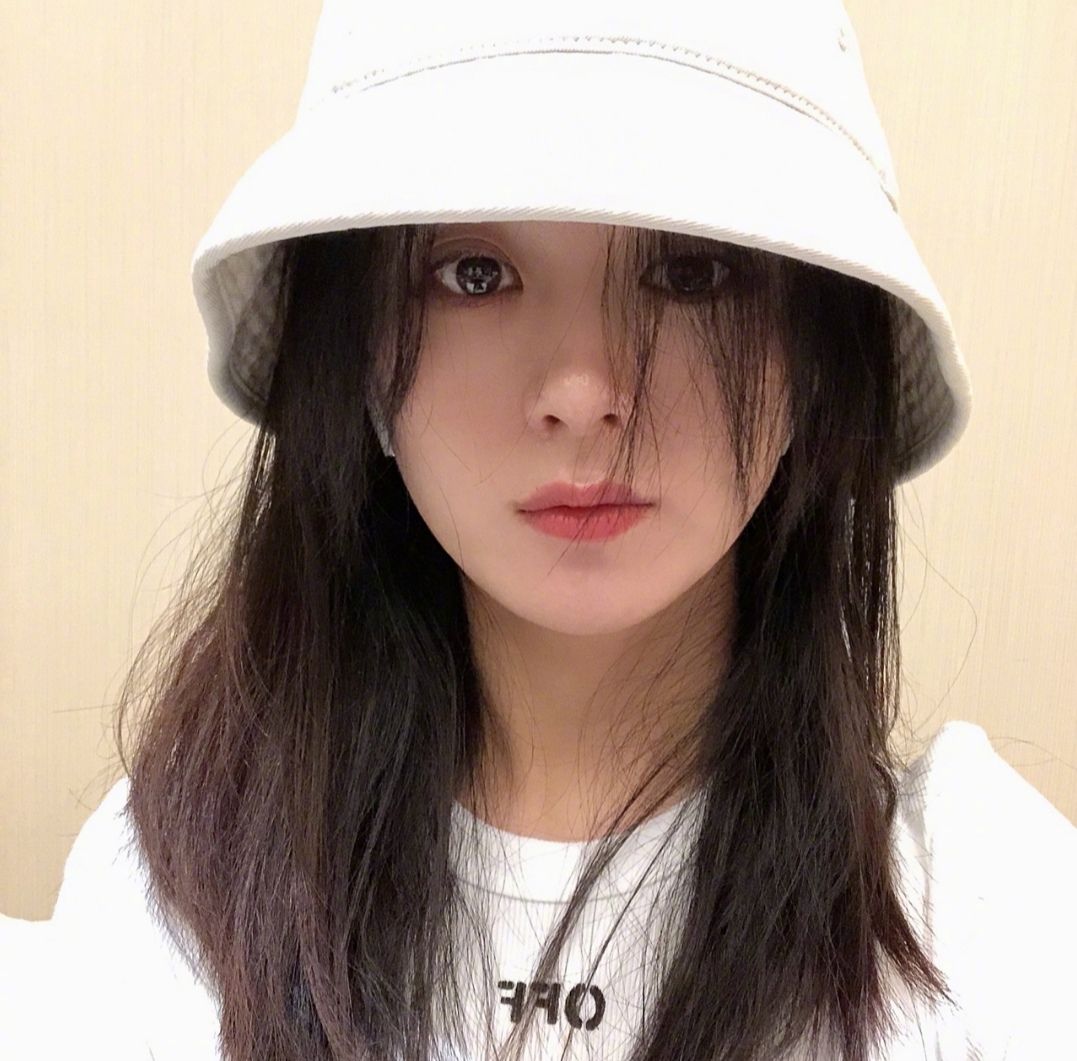 赵丽颖眼睛发炎挡头发却成了经典,赵丽颖眼睛发炎出席活动图片