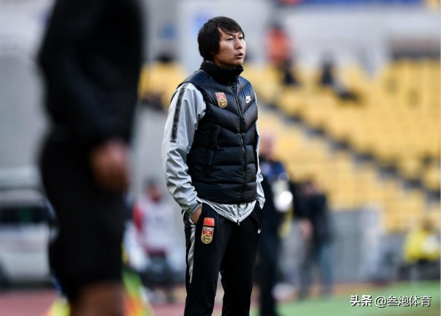 国足爆笑名场面被队友踢到头,国足输得最惨一次15比零视频