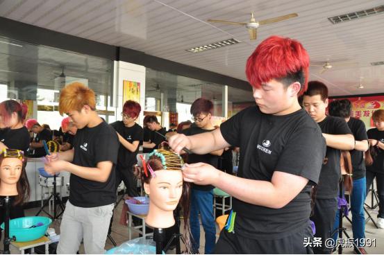 学习美发需要关注事项,美发掌握不同梳子吹风技巧