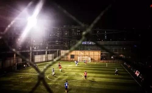 女子漫步被飞来足球击中头部致伤，踢球者被判赔2万元