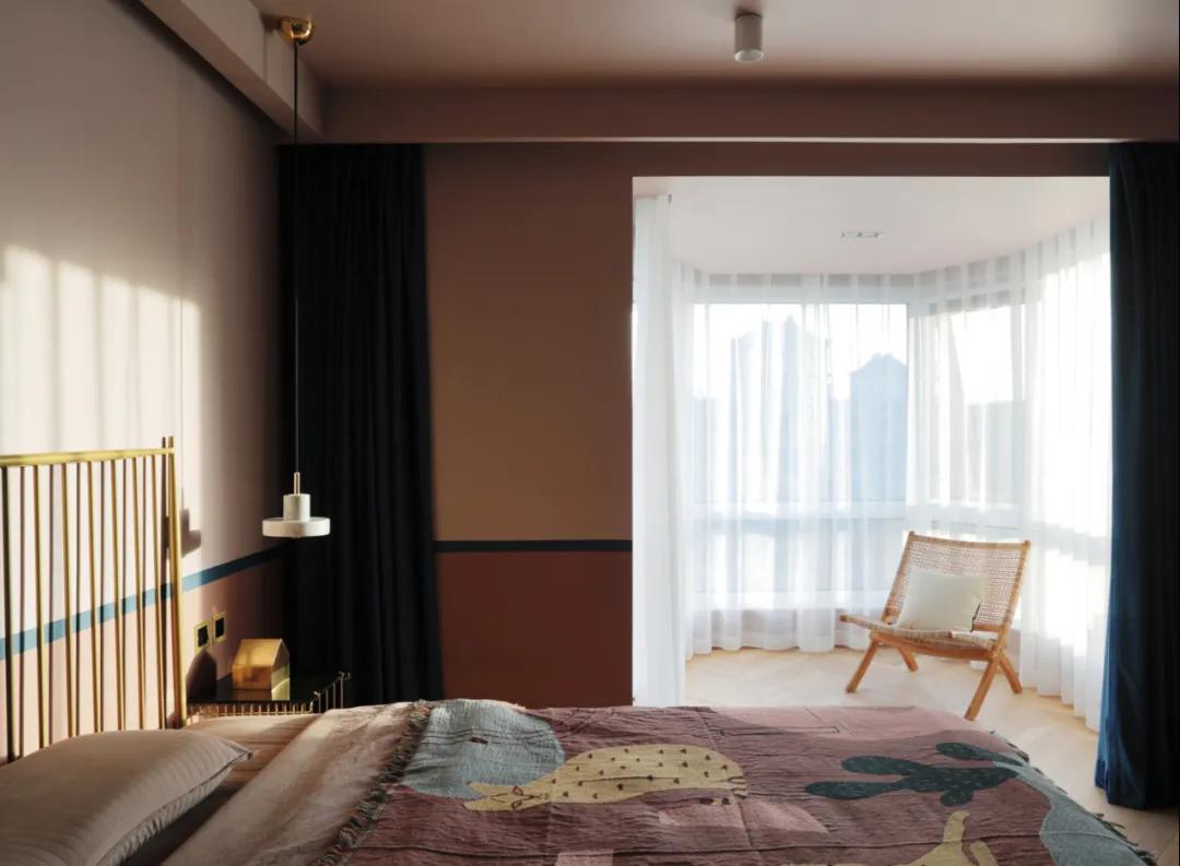 带阳台的卧室就这样装真的别犹豫,带阳台的卧室窗帘怎么装实用好看