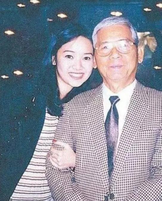 侯佩岑的所有恋情,侯佩岑的妈妈和她老公十指紧扣