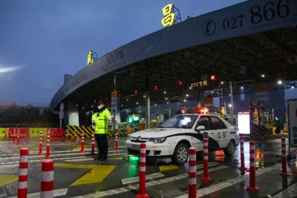 硬核圈粉小护姐表白汉警小哥,小护姐表白中国警察