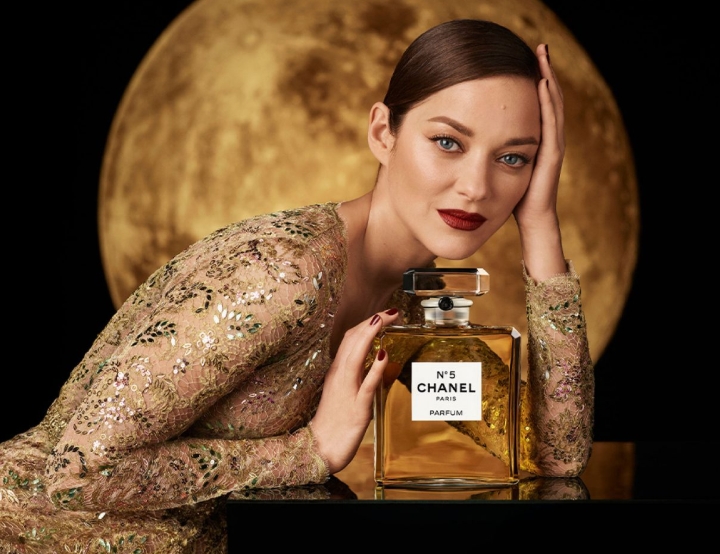 香水迪奥跟香奈儿哪个比较出色,香奈儿蔚蓝男士香水真假辨别图