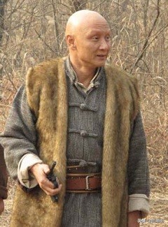 娶初恋女友，因拍戏谢顶，演半辈子反派，61岁的杜玉明怎么样了？