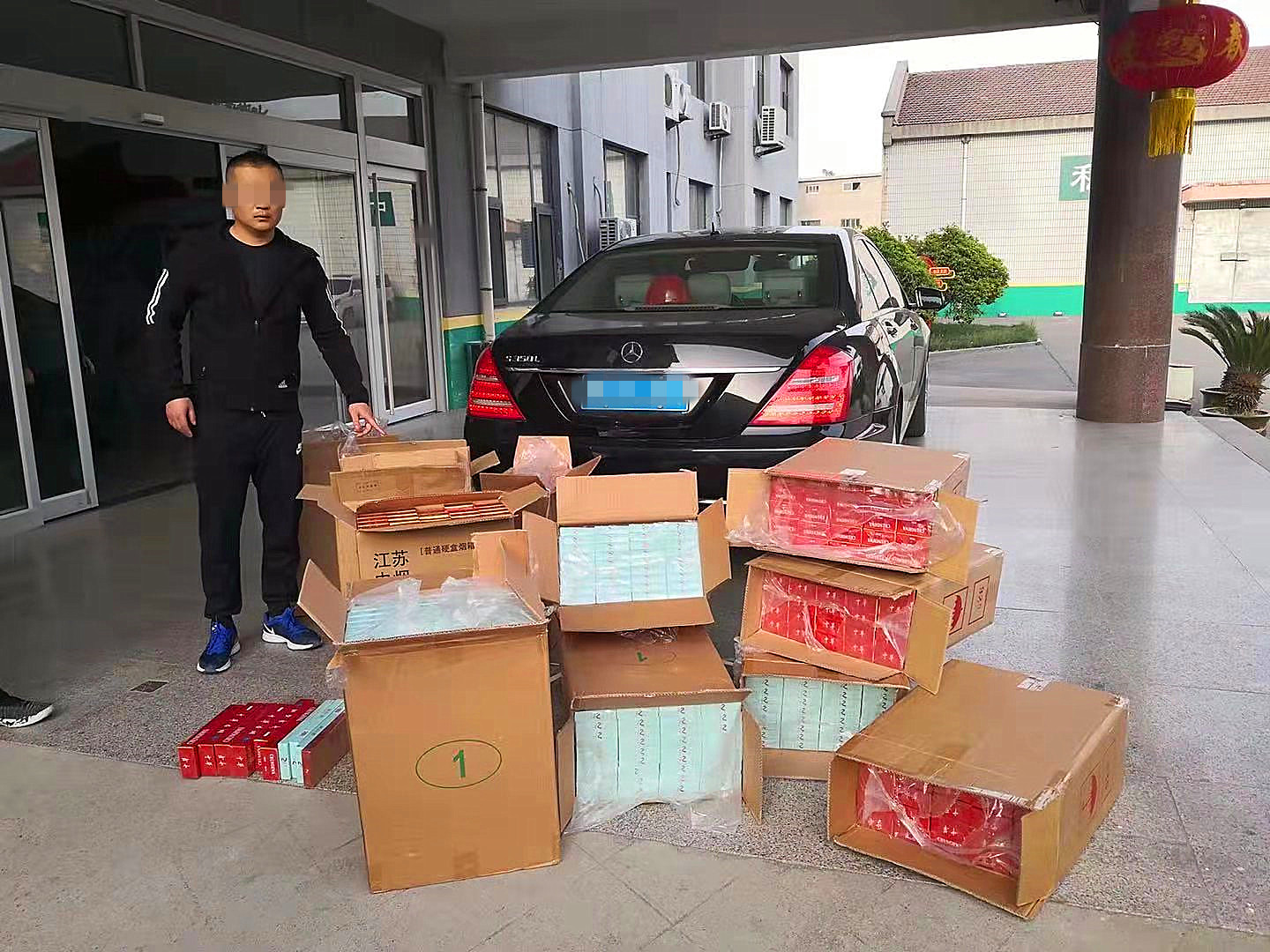 南京炫赫门假烟怎么查询真伪,南京炫赫门香烟65元一条