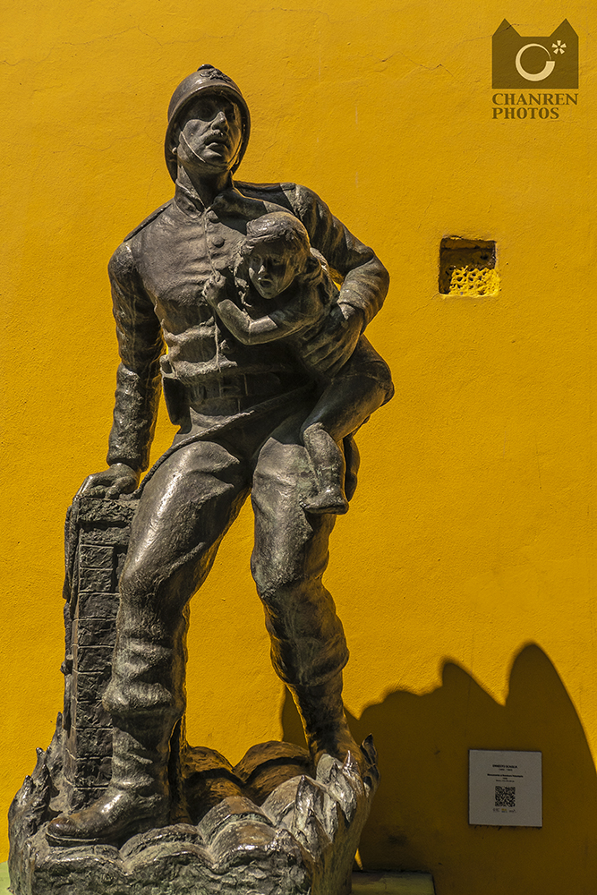 一个贩卖艺术和足球的彩色街区