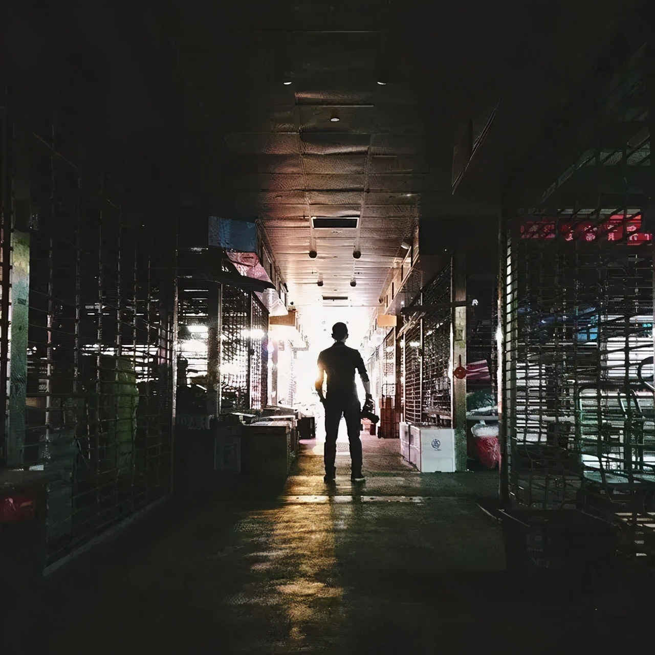 旅游景点男生拍照姿势怎么摆,男生山顶晚霞摄影拍照姿势高清