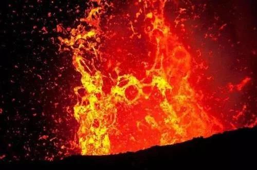 掉进岩浆池怎么自救,不谨慎掉进火山怎么办