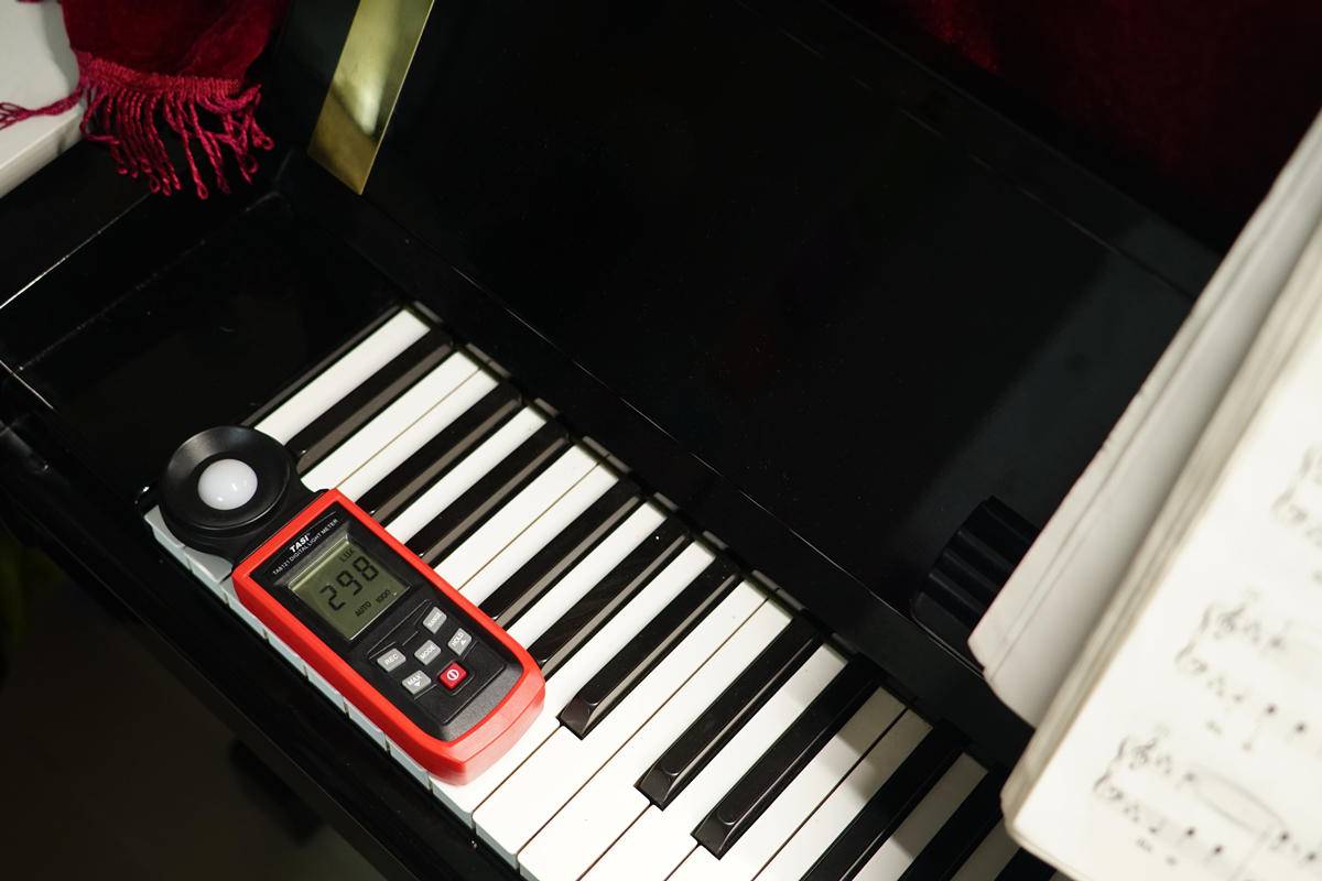 练习钢琴光线不足会伤眼，实测“明基专业钢琴灯”