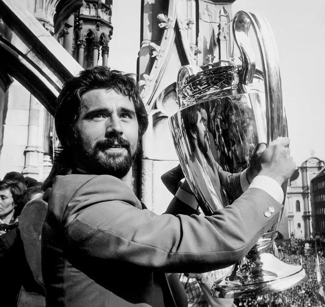 盖德穆勒28岁退役,天下足球拜仁传奇巨星盖德穆勒