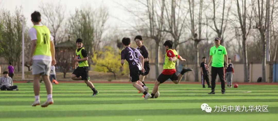 绿茵梦想骄阳下的热血足球赛上演,青春飞扬激情篮球赛