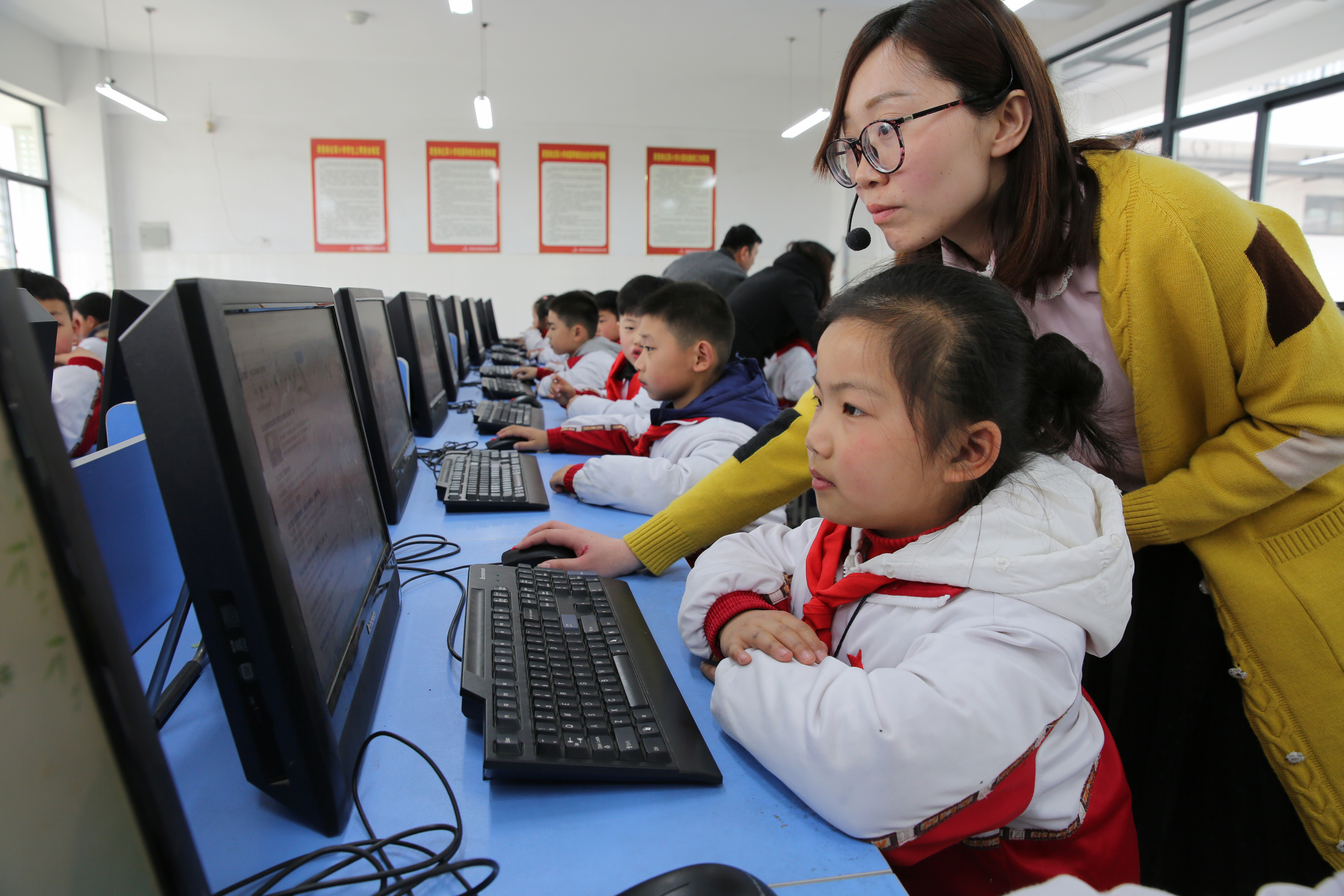 传承英烈志逐梦少年时—淮安市周恩来红军小学举行“学习革命先烈争当时代红军娃”清明祭扫系列活动