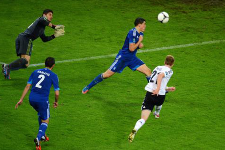 挑战c罗的2.65米头球仅有一人成功,c罗2米65头球挑战谁能带走1000磅