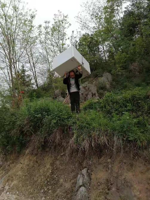 震惊！澳柯玛售后师傅背起冰柜暴走4公里秦岭山路