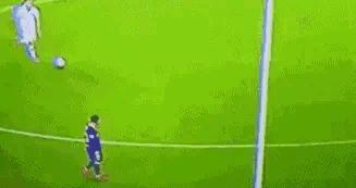 梅西漫步不防守,梅西不上场现场球迷反应