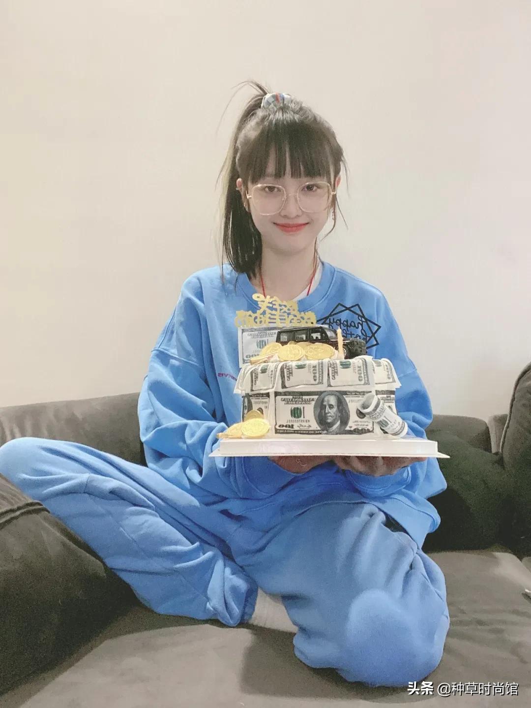 秋冬新款上新卫衣穿搭,今秋更流行卫衣裙