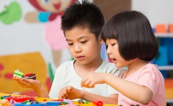 孩子在学校喜欢女同学怎么办,如果孩子喜欢同桌的女孩该怎么办