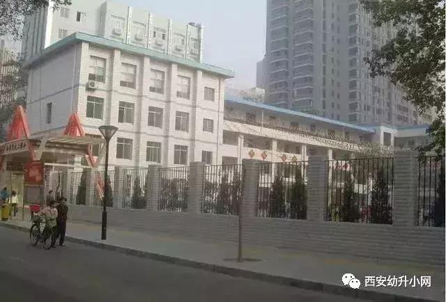 很多家长挤破头要去民办学校,西安家长挤破脑袋让孩子上的学校