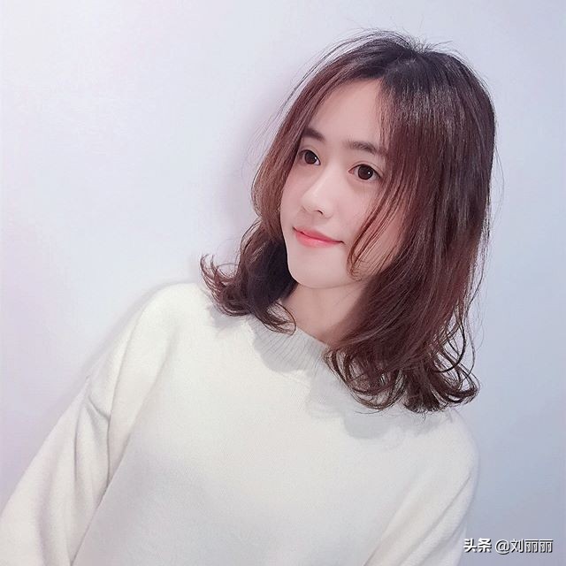 好看又时尚的发型最新款,40-50岁洋气烫发型中长发大圆脸