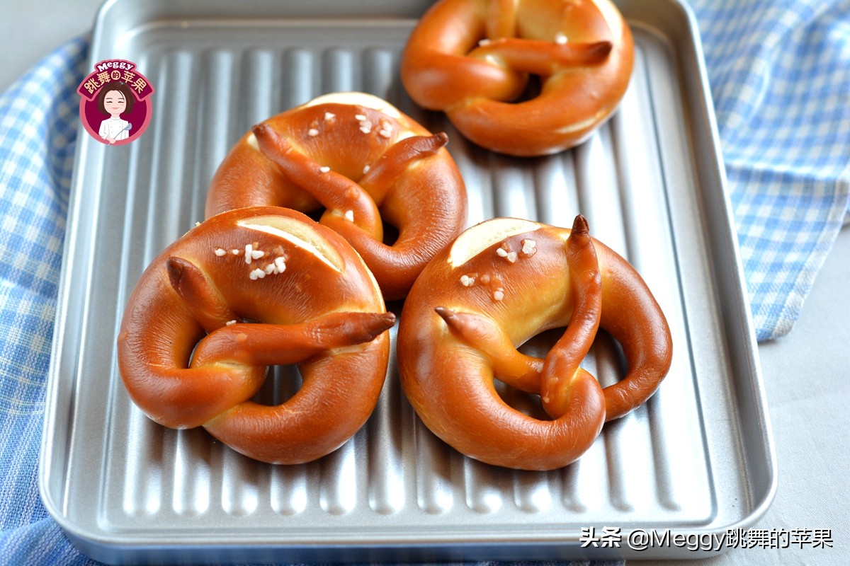 77岁老妈最爱吃的面包，口感扎实，造型美观，德国人喝啤酒必备