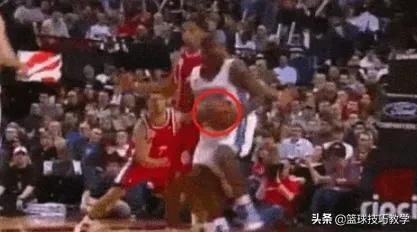 转身炸球过人既有节奏又有气势,这是我见过最快的转身过人