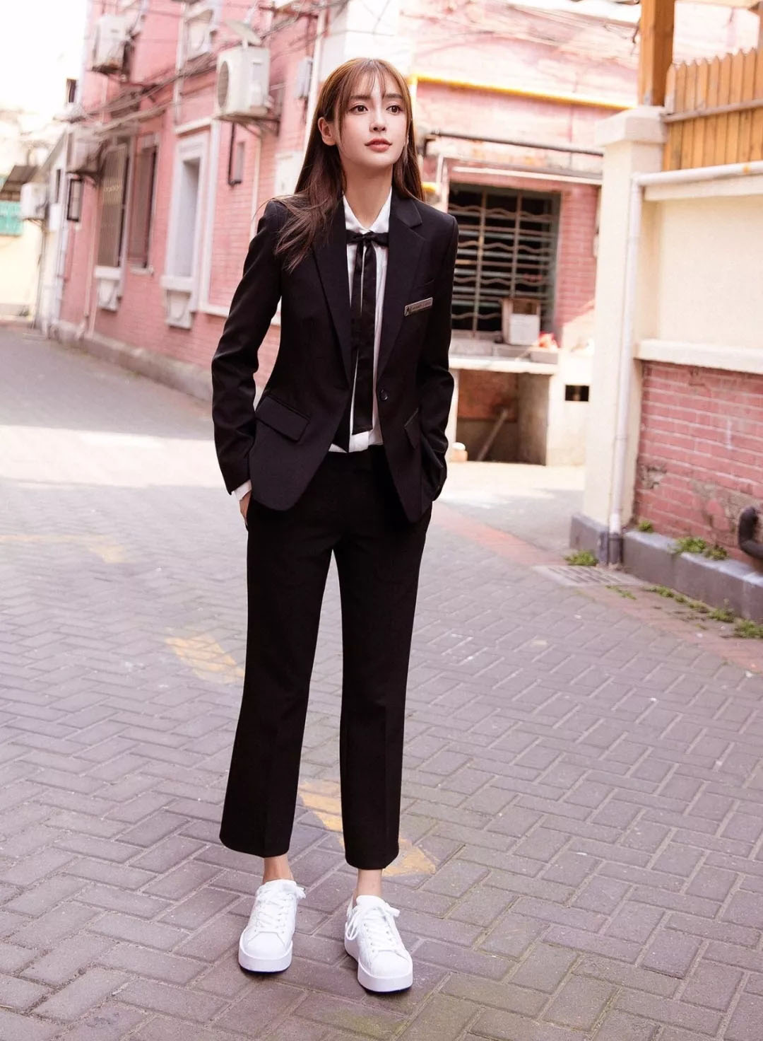 杨颖富家千金气质,杨颖一身休闲装现身机场身材讨喜