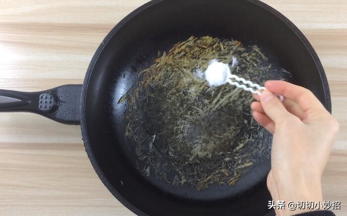 铁锅煮东西老是糊锅底,铁锅又粘锅了咋办